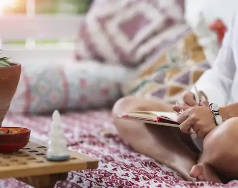 personne qui écrit sur un carnet