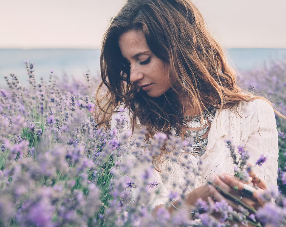 Femme dans champs de fleurs